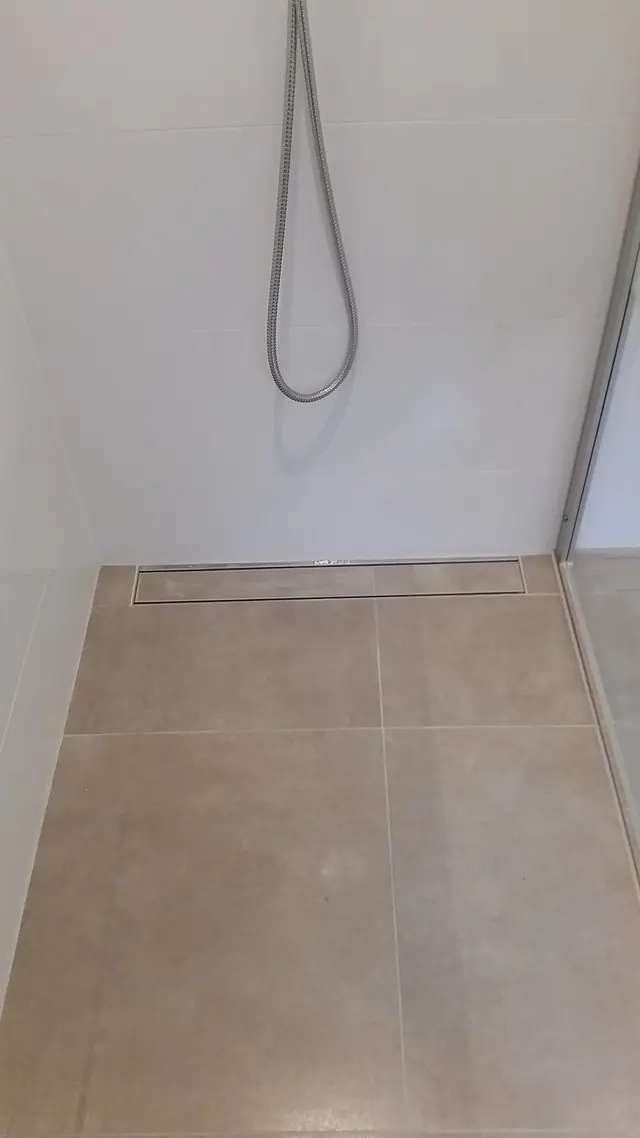 Gerenoveerde badkamer in Mildam met een wastafel met twee kranen, foto 3