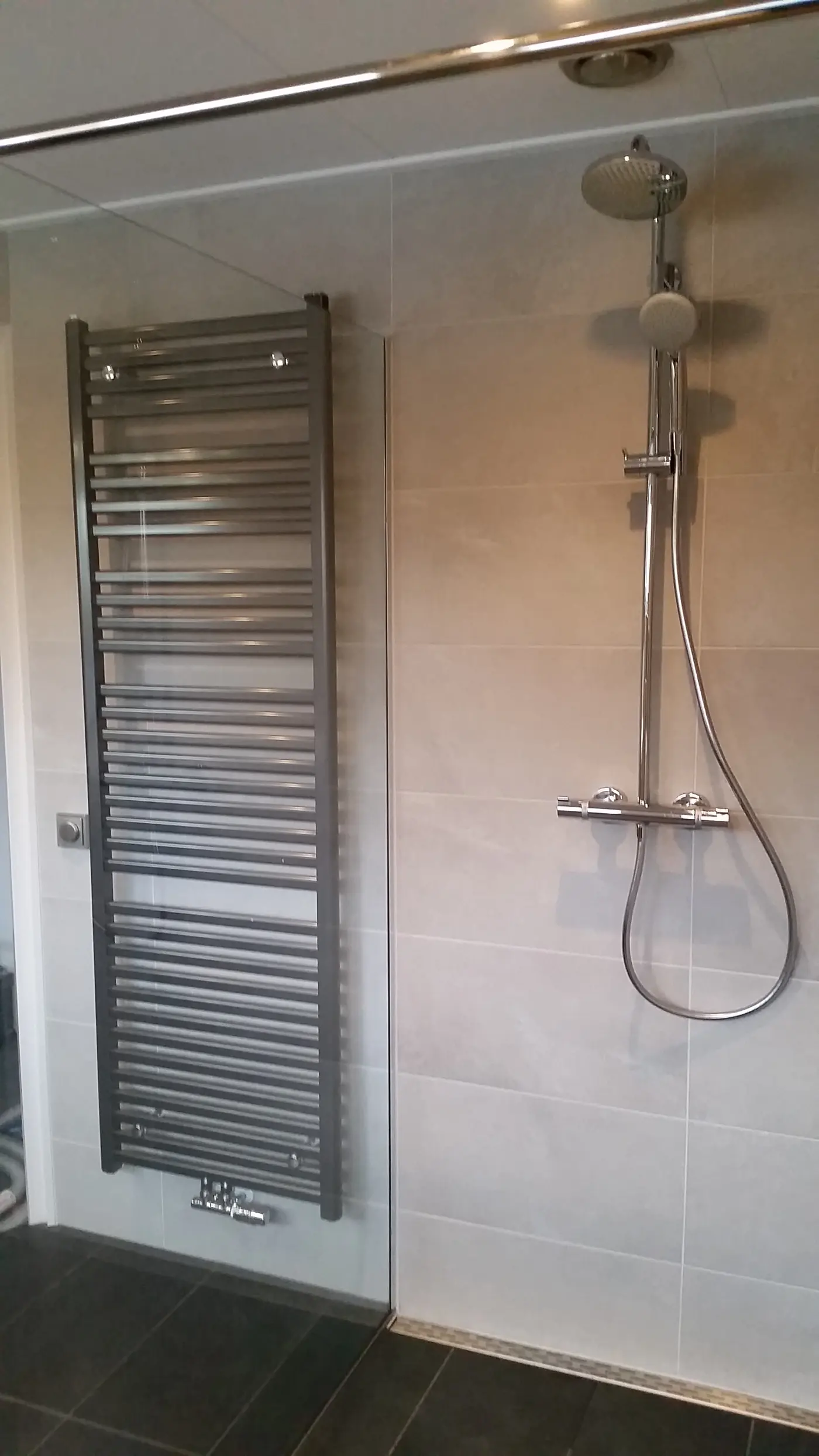 Gerenoveerde badkamer in Oranjewoud met wastafelmeubel, grote spiegel en designradiator, foto 2