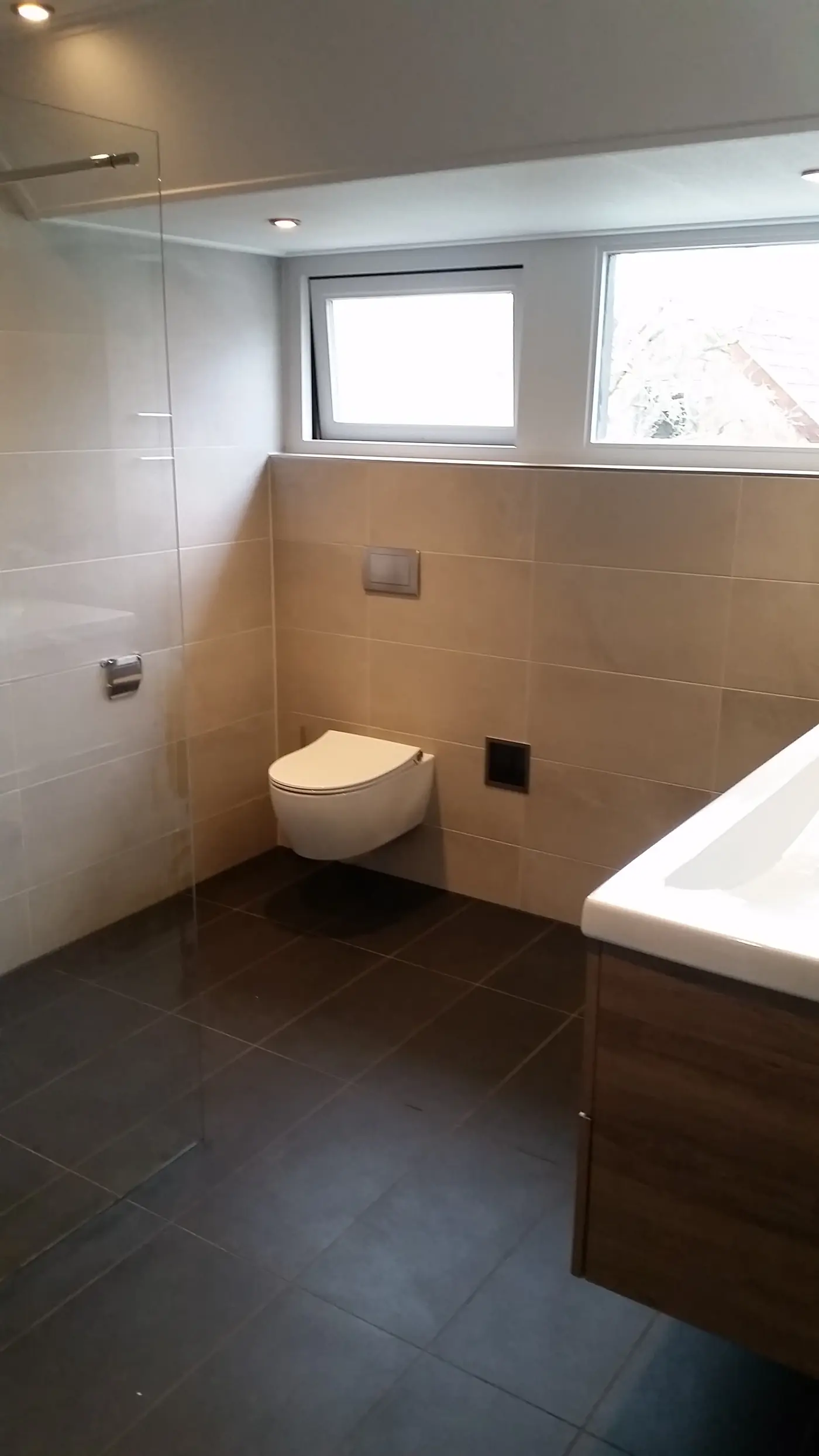 Gerenoveerde badkamer in Oranjewoud met wastafelmeubel, grote spiegel en designradiator, foto 3