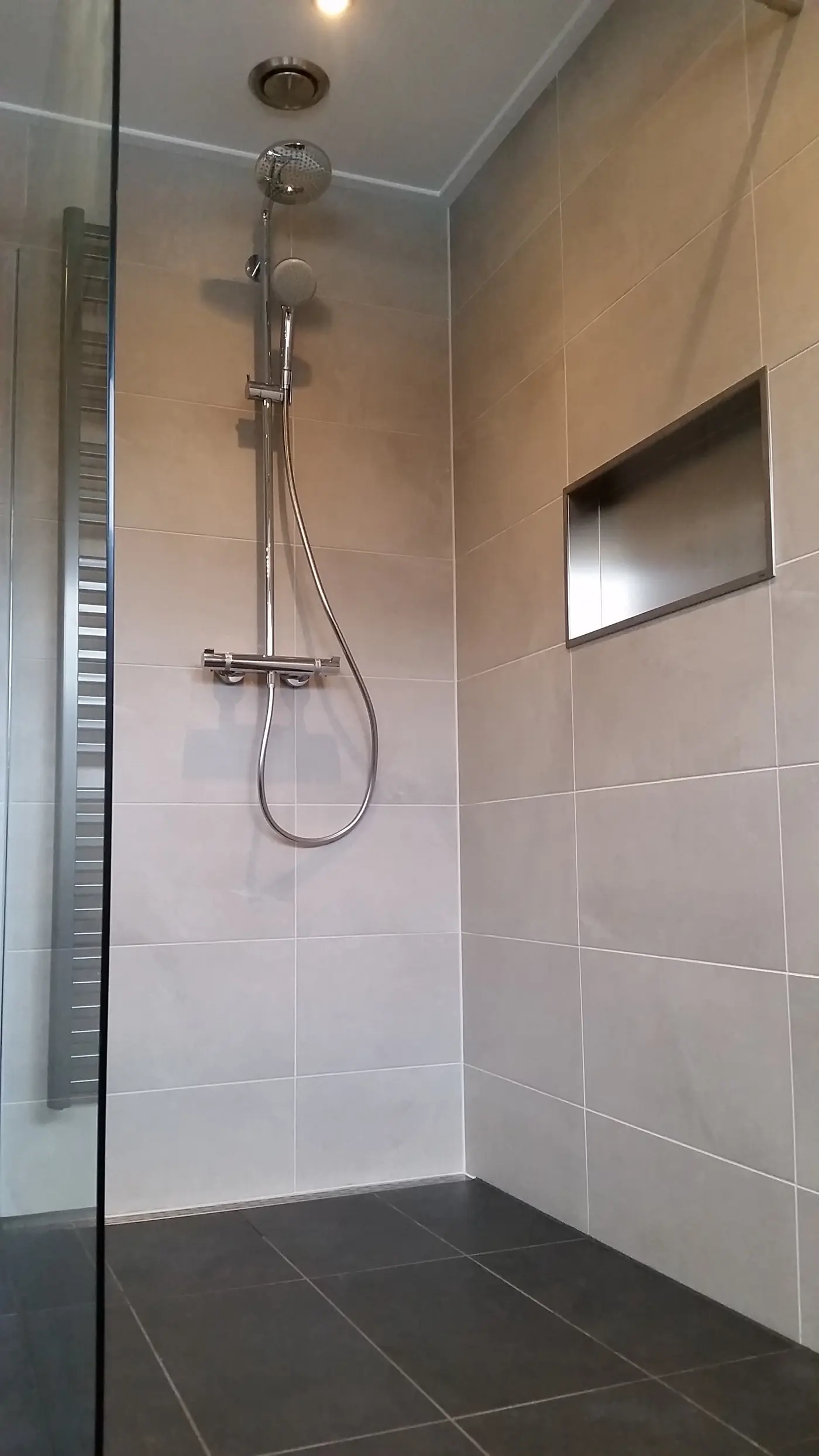 Gerenoveerde badkamer in Oranjewoud met wastafelmeubel, grote spiegel en designradiator, foto 4