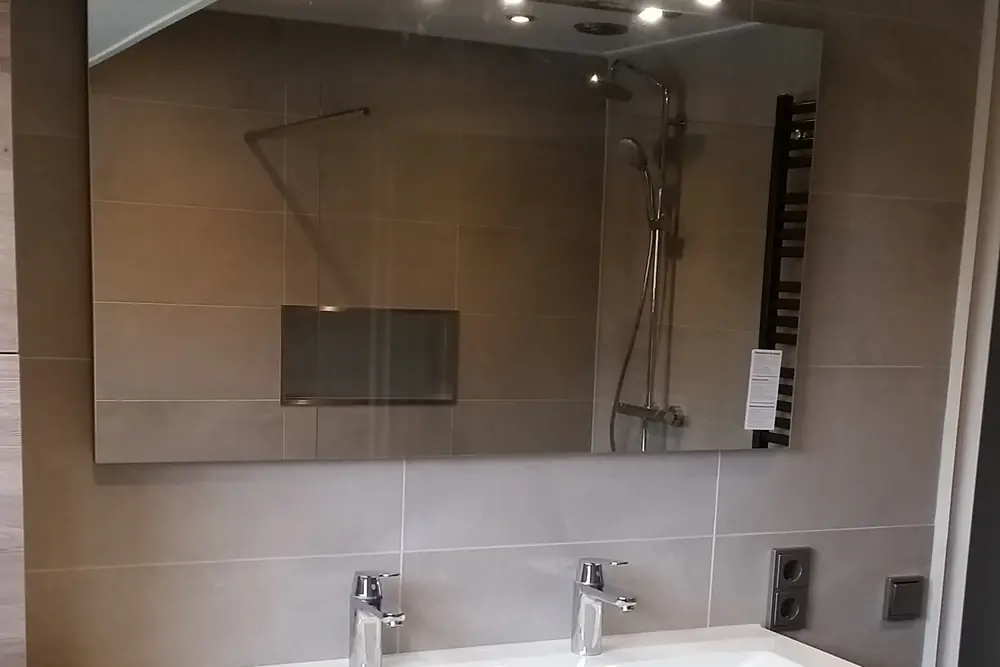 Gerenoveerde badkamer in Oranjewoud met wastafelmeubel, grote spiegel en designradiator