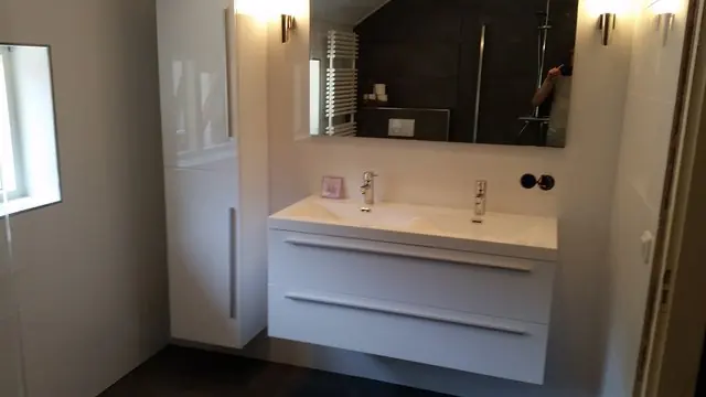 Gerenoveerde badkamer in Heerenveen met een wastafelmeubel en een spiegel
