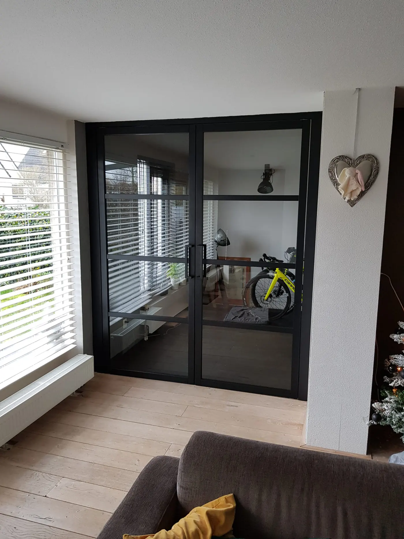 Dubbele houten staal-look taatsdeuren in een woning in Heerenveen, foto 2