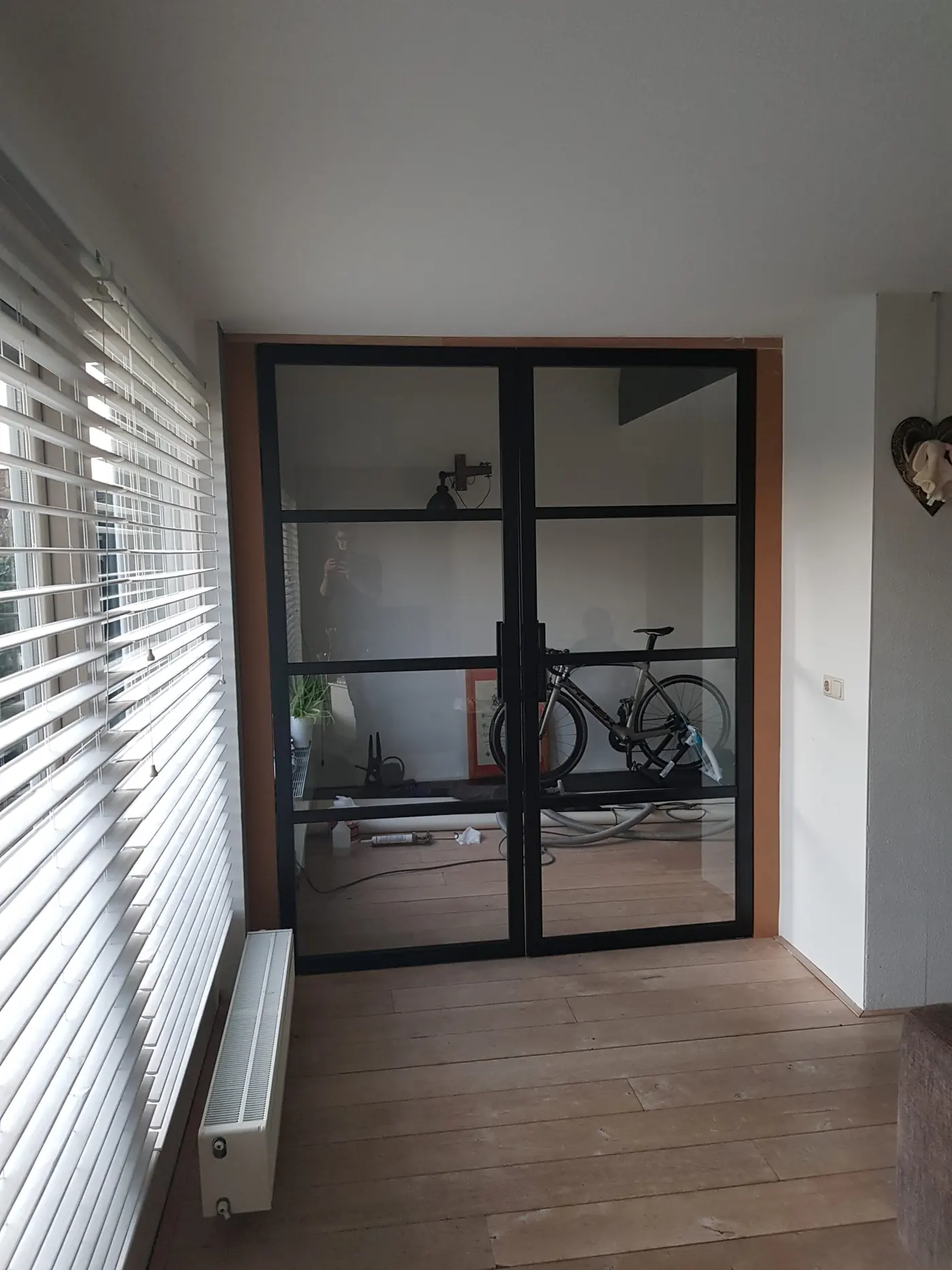 Dubbele houten staal-look taatsdeuren in een woning in Heerenveen, foto 3