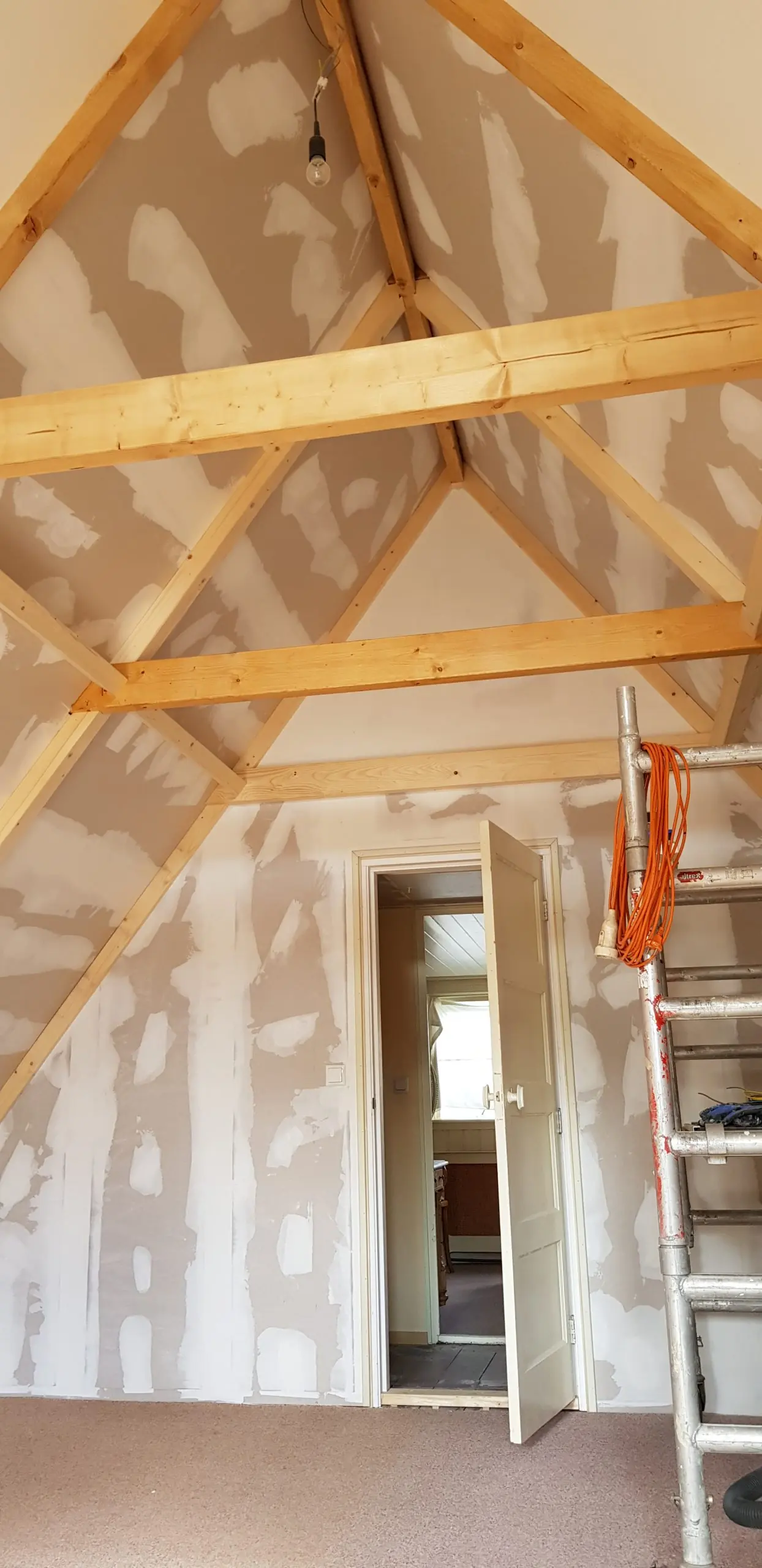 Opgeleverde uitbreiding van de eerste verdieping in Heerenveen, met donkergroene gevelbekleding en een rode deur, foto 11
