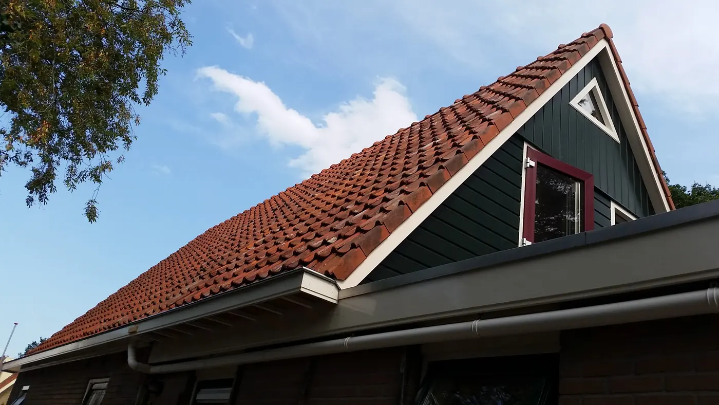 Opgeleverde uitbreiding van de eerste verdieping in Heerenveen, met donkergroene gevelbekleding en een rode deur, foto 3