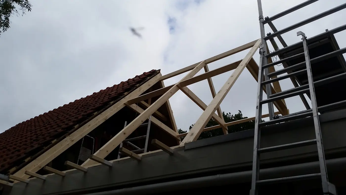 Opgeleverde uitbreiding van de eerste verdieping in Heerenveen, met donkergroene gevelbekleding en een rode deur, foto 6
