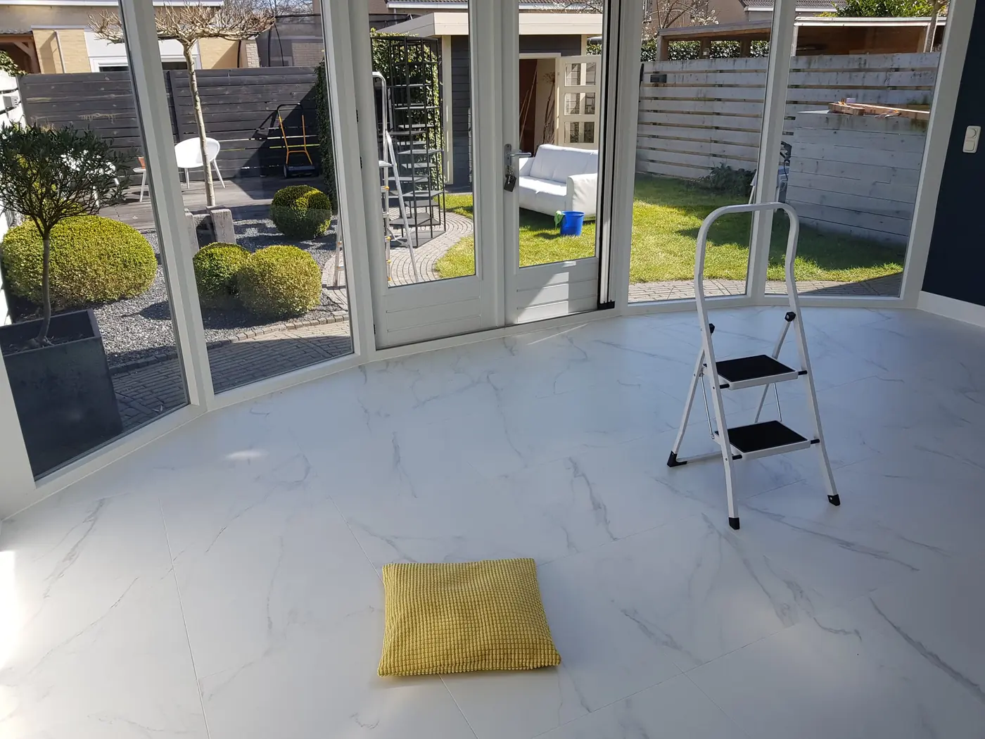Woonkamer in Heerenveen met een nis voor de televisie en een ingebouwde haard, foto 10