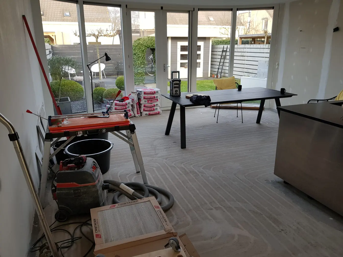 Woonkamer in Heerenveen met een nis voor de televisie en een ingebouwde haard, foto 6