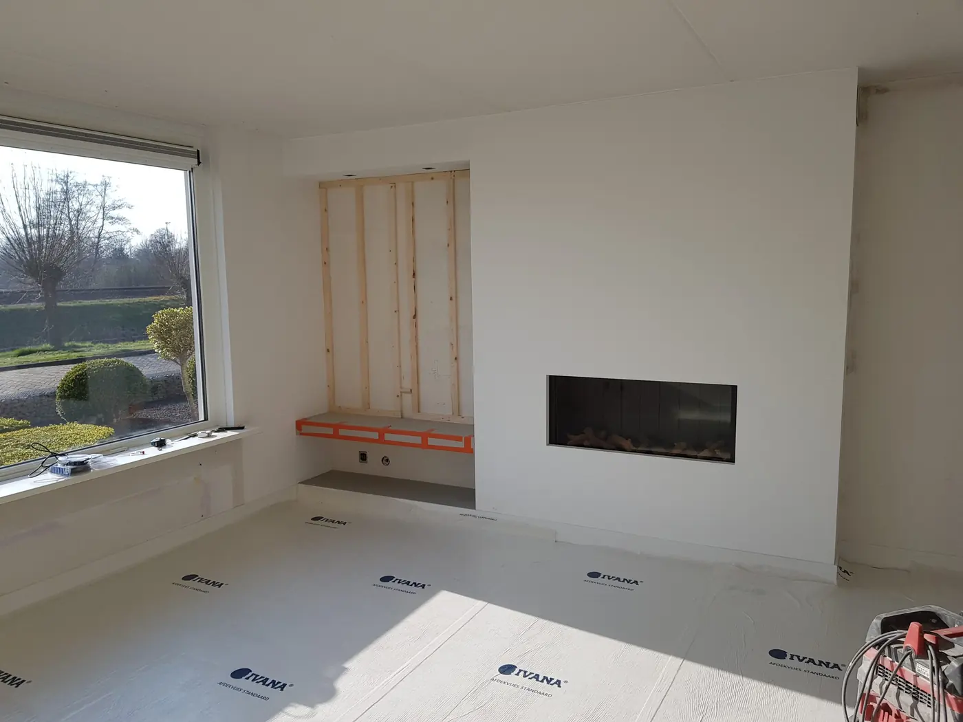 Woonkamer in Heerenveen met een nis voor de televisie en een ingebouwde haard, foto 7