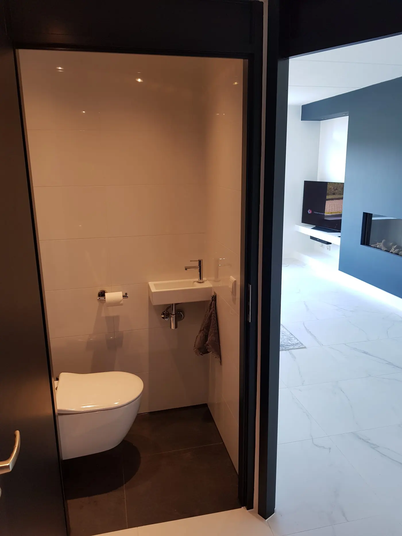 Woonkamer in Heerenveen met een nis voor de televisie en een ingebouwde haard, foto 8