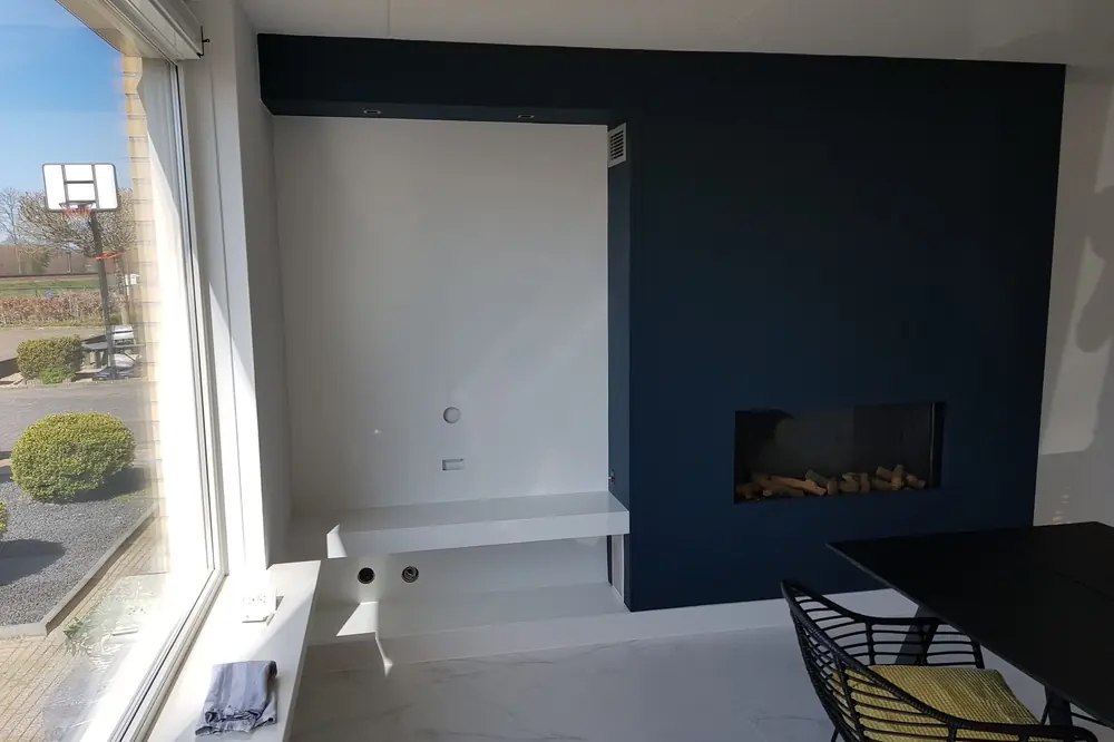 Woonkamer in Heerenveen met een nis voor de televisie en een ingebouwde haard